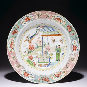 Een grote diepe Chinees famille rose schotel met scène uit "De Romance van de Westelijke Kamer", Yongzheng