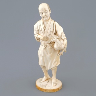 Een Japanse ivoren okimono van een kippenboer, Meiji, 19e eeuw, gesigneerd