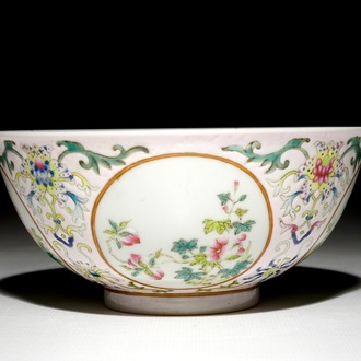 A Chinese famille rose bowl with floral medallions, Daoguang mark, 19/20th C.
