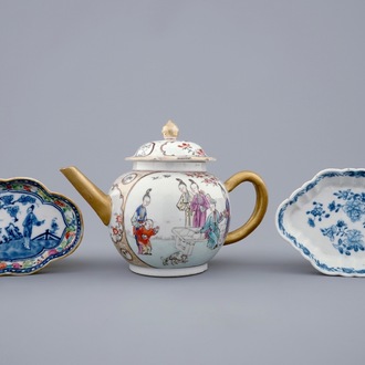 Een Chinese famille rose theepot met mandarijns decor en twee lepelschoteltjes, Qianlong