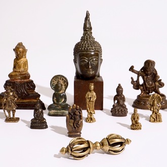 Een collectie kleine bronzen votieve beeldjes, India, Nepal, Tibet, Japan, 18/20e eeuw