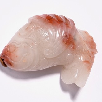 Een Chinees snuifflesje in wit met rode jade in de vorm van een karper, 19e eeuw