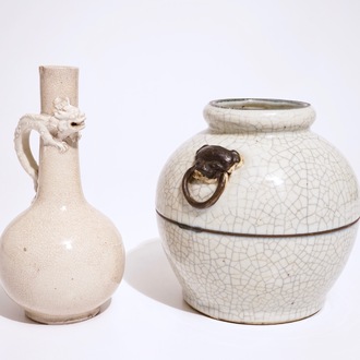 Twee Chinese monochrome vazen met craquelé glazuur, 19e eeuw