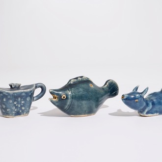 Drie Chinese monochroom blauwe waterdruppelaars, 19/20e eeuw