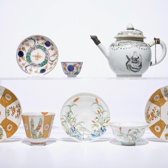Een groep Chinees en Japans theegoed, w.o. een theepot, vier koppen en drie schotels, Kangxi en later