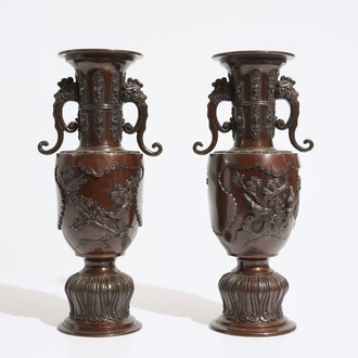 Een paar Japanse bronzen vazen met reliëfdecor, Meiji, 19e eeuw