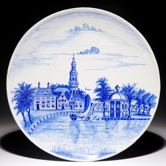 Een blauw-witte Delftse schotel met fijn landschapsdecor, begin 19e eeuw