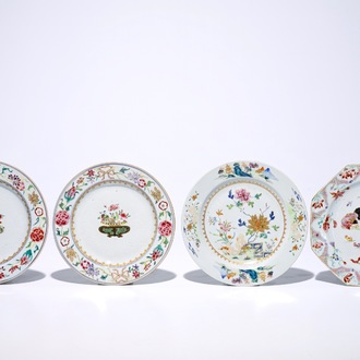 Een paar en twee individuele Chinese famille rose borden, Yongzheng/Qianlong