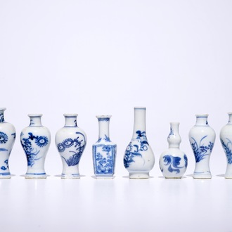 Tien Chinese blauw-witte miniatuur poppenhuisvaasjes, meeste Kangxi