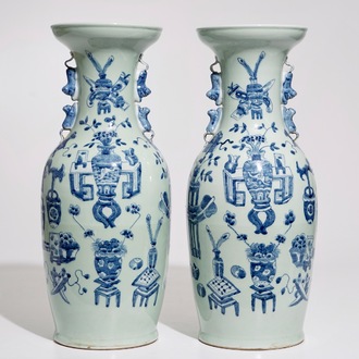 Een paar Chinese vazen met blauw-wit decor op celadon fond, 19e eeuw
