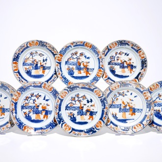 Acht Chinese Imari-stijl borden met figuren in een tuin, Kangxi/Yongzheng