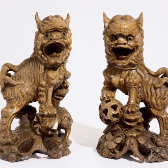 Une paire de lions gardiens en bois sculpté, Chine, 19/20ème