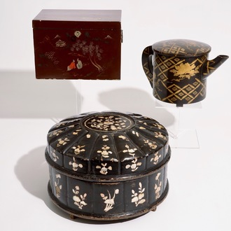 Twee Japanse lakwerk en parelmoer dozen en een theepot, Meiji, 19/20e eeuw