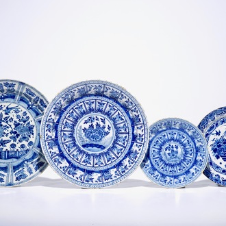 Twee blauw-witte Delftse schotels en twee borden, vroeg 18e eeuw
