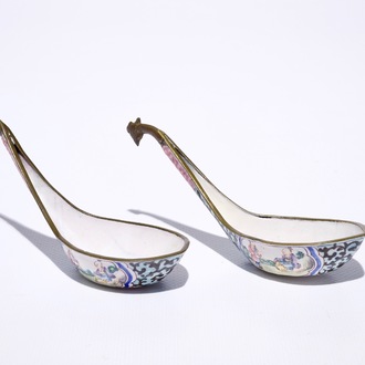 Een paar Chinese Canton emaille lepels met phoenix-hoofden als uiteinde, Qianlong