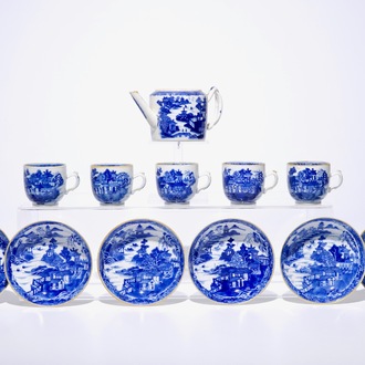 Een deel van een Chinees blauw-wit theeservies met landschapsdecor, Qianlong