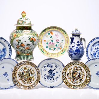 Een blauw-witte Chinese dekselkan, een famille jaune dekselvaas en acht borden, 18/19e eeuw