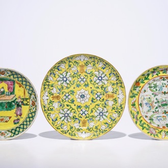 Drie Chinese borden met famille rose en verte decor op gele fondkleur, 19e eeuw