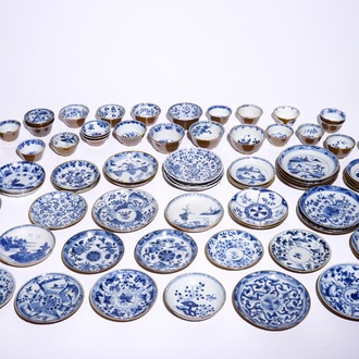 Een groot lot Chinese blauw-witte koppen en schotels met capucijn bruine fondkleur, Kangxi/Qianlong