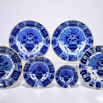 Vier blauw-witte Delftse schotels en twee borden met pauwstaartdecor, 18e eeuw