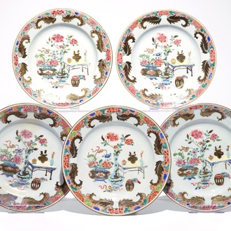 Vijf Chinese famille rose borden met decor van kostbaarheden, Yongzheng/Qianlong