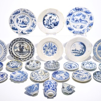 Een interessante collectie bodemvondsten in blauw-wit Delfts aardewerk en majolica, 17e eeuw