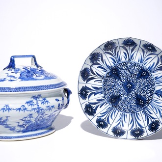 Een blauw-witte Chinese terrine met deksel, Qianlong, hierbij een schotel met "Aster" patroon, Kangxi