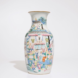 Een Chinese famille rose vaas met "Honderd jongens" decor, 19e eeuw