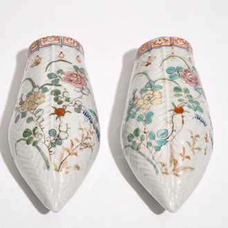 Een paar Chinese famille rose muurvaasjes, 18/19e eeuw