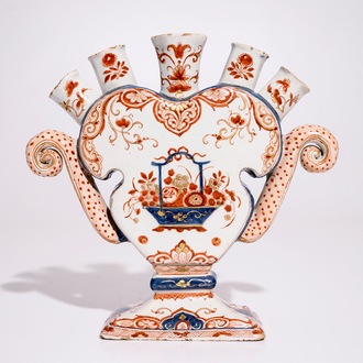 Een Delft doré hartvormige tulpenvaas, vroeg 18e eeuw