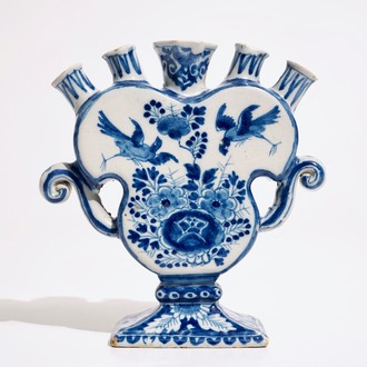 Een blauw-witte Delftse hartvormige tulpenvaas, 18e eeuw