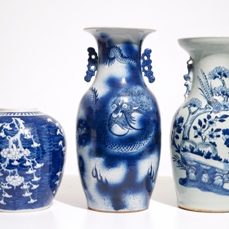 Een Chinese blauw-witte drakenvaas, een florale vaas en een gemberpot, 19e eeuw
