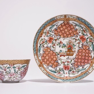 Een Chinese famille rose kop en schotel met floraal decor, Yongzheng