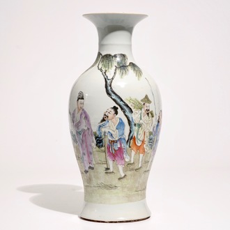 Een Chinese famille rose balustervormige vaas, rood zegelmerk, Republiek, 20e eeuw