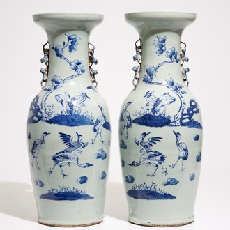 Een paar Chinese vazen met blauw-wit decor van kraanvogels op celadon fond, 19e eeuw