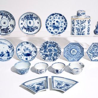 Een gevarieerd lot blauw-wit Chinees porselein, Kangxi/Qianlong