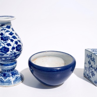 Een blauw-witte Chinese altaarvaas, Qianlong merk, een driehoekige zegel en een monochrome kom, 19/20e eeuw