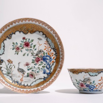 Een Chinese famille rose en grisaille kop en schotel met reigers, Yongzheng