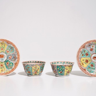 Een paar Chinese famille verte koppen en schotels met florale vlakverdeling, Kangxi