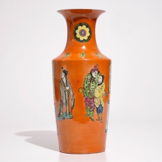 Een Chinese famille rose rouleau vaas met Wu Shuang Pu decor op koraalrode fondkleur, 20e eeuw
