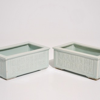 Een paar Chinese celadon jardinières met reliëfdecor van karakters, Yongzheng merk, 19e eeuw