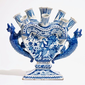 Een grote blauw-witte Delftse hartvormige tulpenvaas met hagedissen als handgrepen, 18e eeuw