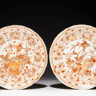 Een paar gemouleerde Chinese borden met ijzerrood en verguld decor van fazanten, Kangxi