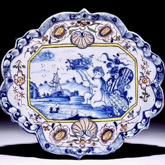Een polychrome Delftse plaquette met een putto met fruitmand, 18e eeuw