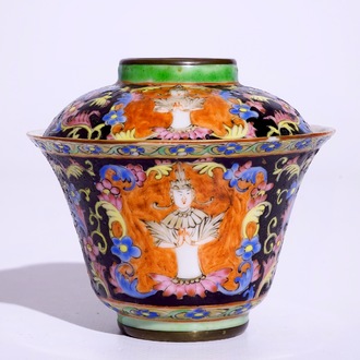 Un bol et son couvercle en porcelaine de Chine Bencharong pour le marché thai, 19/20ème