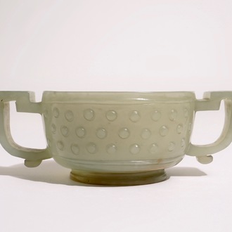 Een twee-orige kom in Chinese celadon jade, 19e eeuw