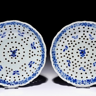 Een paar Chinese blauw-witte vergieten naar Delftse voorbeelden, Qianlong