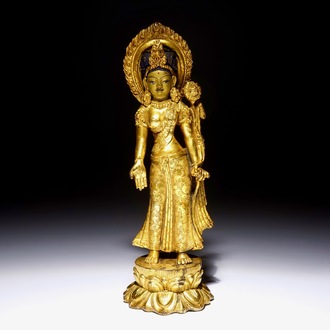 Een verguld bronzen figuur van Tara staand op een lotustroon, China, 19e eeuw