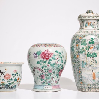 Een Chinese Canton famille verte dekselvaas, een famille rose bloempot en een balustervaas, 18/19e eeuw