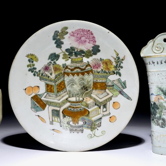 Un plat en porcelaine de Chine qianjiang cai et deux vases d'applique, 19/20ème